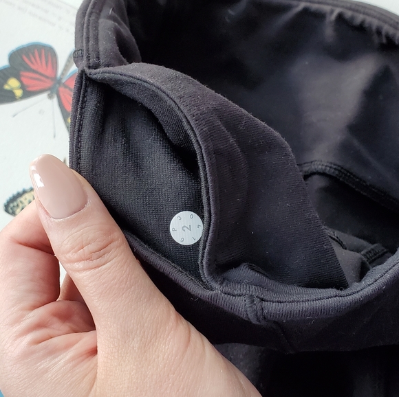 Lululemon 3/4 mesh leggings in size 2 - Picture 4 of 6